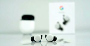 Scopri di più sull'articolo Google aggiorna le Pixel Buds: traducono lunghi discorsi e si accorgono se un bambino piange o se passa un’ambulanza
