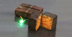 Scopri di più sull'articolo Trasformare i comuni mattoni in batterie. Il muro di una stanza diventerà la “parete di ricarica”?