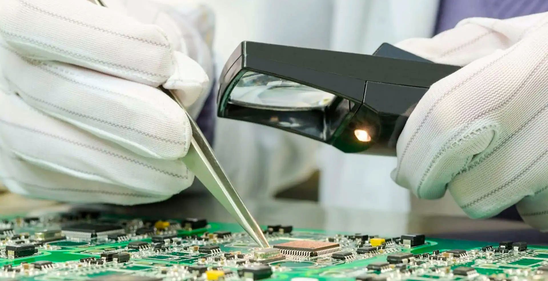 Gli Usa vogliono colpire SMIC, il più grande produttore di chip cinese. Che affonda in borsa