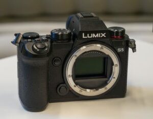 Scopri di più sull'articolo Questa è la nuova Lumix S5, la full frame Panasonic per tutti. Foto fino a 96 megapixel e video HDR per professionisti
