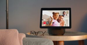 Scopri di più sull'articolo Amazon Echo, tutte le novità: design a sfera, consumi ridotti e l’incredibile Echo Show motorizzato