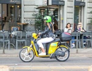 Scopri di più sull'articolo A Ride With Pornhub, il famoso sito offre 15 minuti con gli scooter elettrici di MiMoto