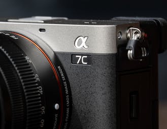 Al momento stai visualizzando Sony lancia A7C, la mirrorless Full Frame più piccola al mondo. La nostra prova: macchina giusta, prezzo sbagliato