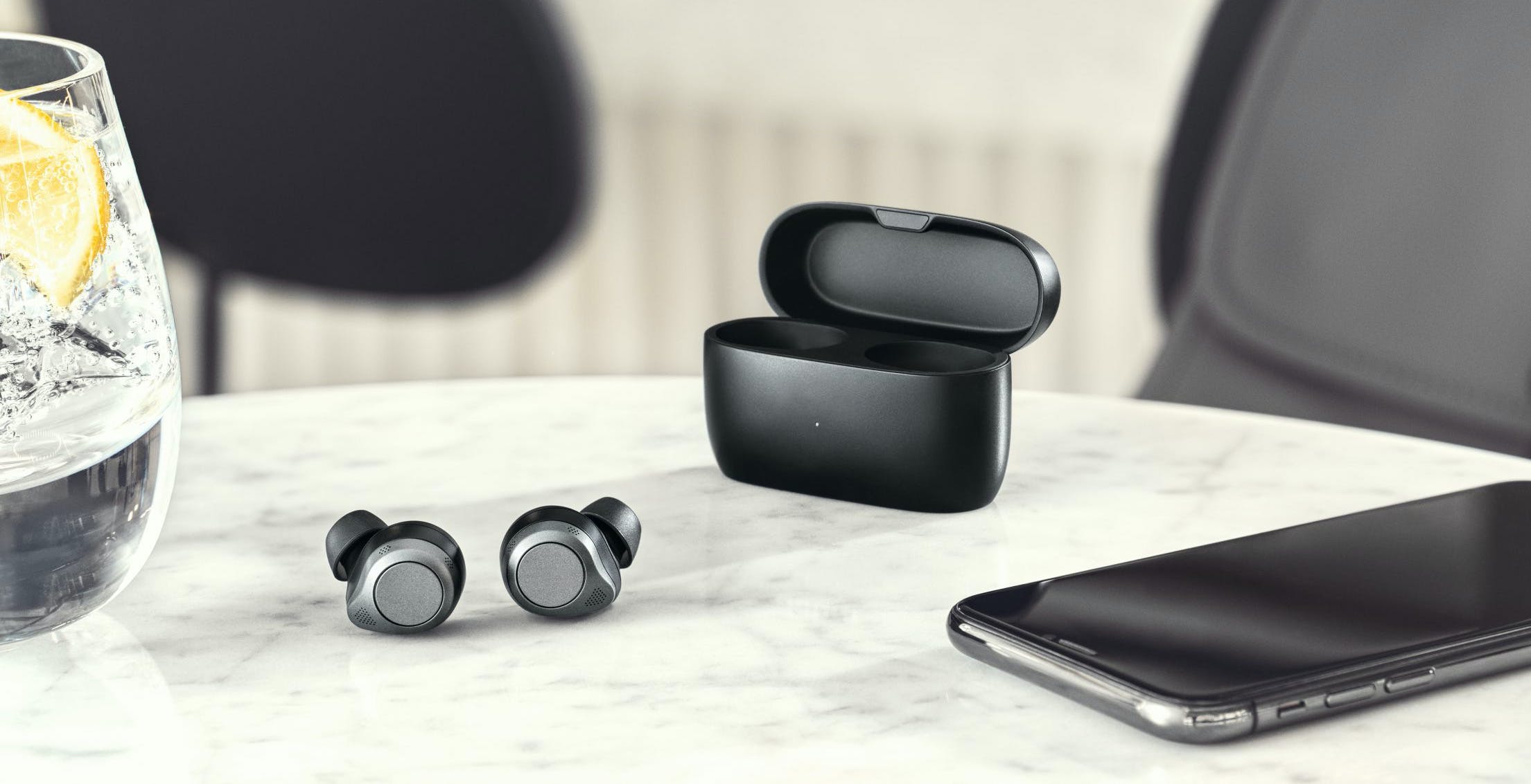 Al momento stai visualizzando Gli auricolari bluetooth sono già vecchi. Nel 2021 cambia tutto, più autonomia e maggiore qualità