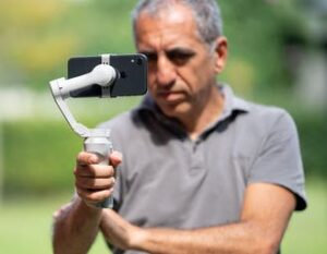 Scopri di più sull'articolo Anteprima DJI OM 4. Osmo Mobile cambia nome, l’aggancio diventa magnetico e il prezzo cresce: 149 euro