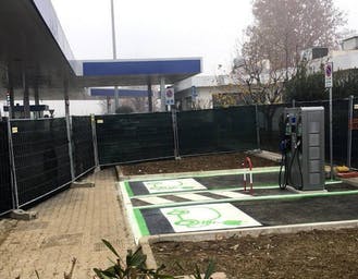 Al momento stai visualizzando Colonnine di ricarica in autostrada, finalmente si parte