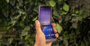 Scopri di più sull'articolo Il nuovo Motorola Razr 5G è lo smartphone pieghevole giusto con il prezzo sbagliato