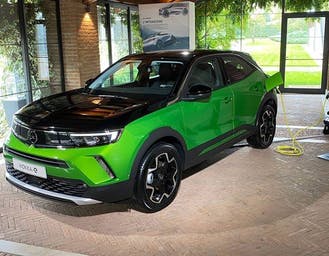 Scopri di più sull'articolo Opel Mokka, presentazione ufficiale: congiunzione tra passato e futuro, con l’elettrico protagonista