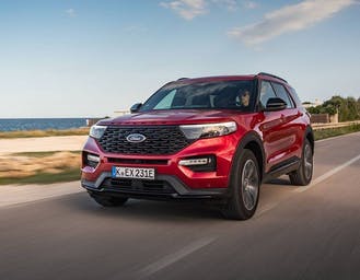 Al momento stai visualizzando Ford Explorer Plug-in, primo contatto: il gigante americano, elettrico quando vuoi