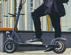 Scopri di più sull'articolo Bici, eBike e monopattini, ci siamo: Genova è la prima città a chiedere casco, assicurazione e targa obbligatori