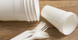 Scopri di più sull'articolo Amazon mette al bando tutti i prodotti in plastica usa e getta in territorio europeo