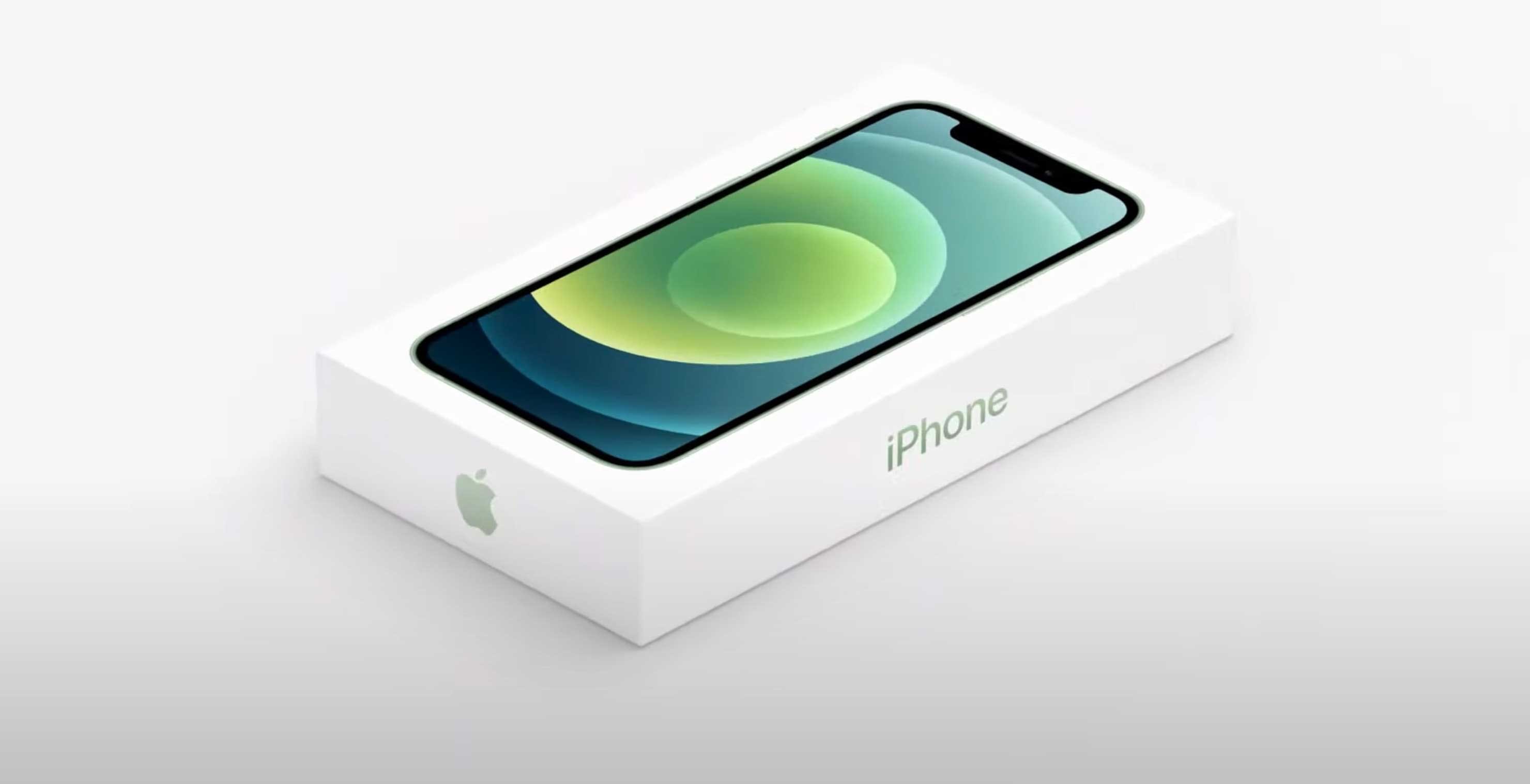 Al momento stai visualizzando Niente caricatore e auricolari nella confezione, eppure l’iPhone 12 non è più green dell’iPhone 11. L’analisi