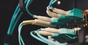 Scopri di più sull'articolo Rete fissa in Italia: dimezzato il rame in 4 anni. La FTTC è più diffusa, superate le ADSL