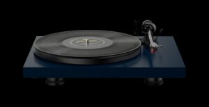 Scopri di più sull'articolo Project Debut Carbon Evo, il giradischi con un occhio per la musica e uno per il design