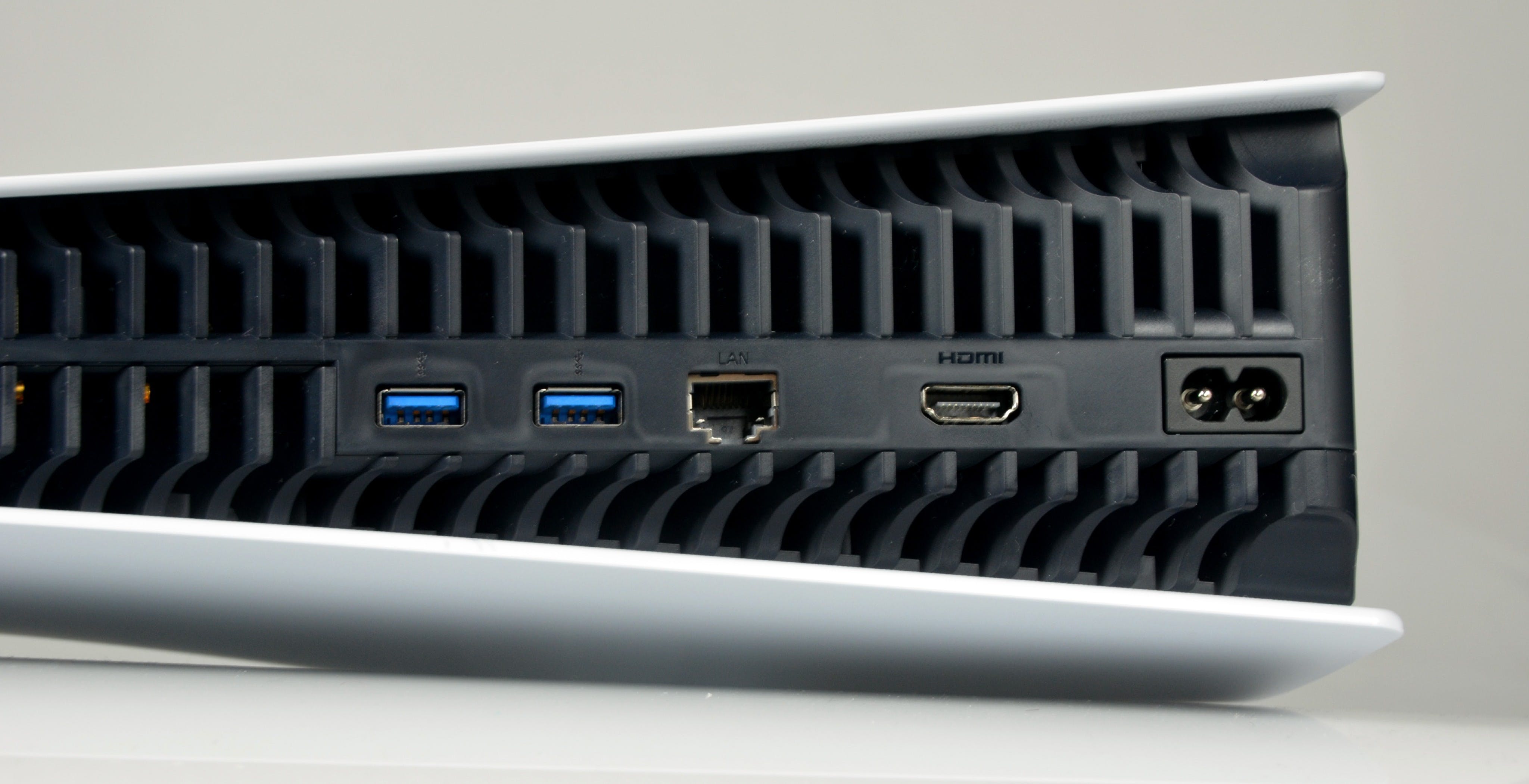 Ufficiale: non si possono salvare i giochi PS5 su dispositivi USB esterni. Niente 8K al lancio