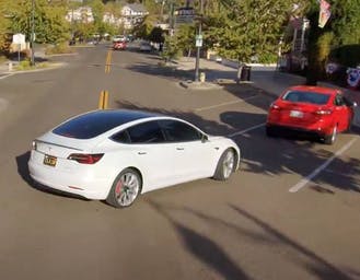 Scopri di più sull'articolo Gioie e dolori di una Tesla in full-self-driving: il drone che la riprende è più preciso