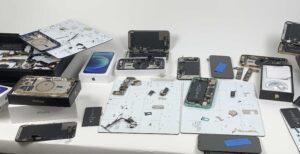 Scopri di più sull'articolo Apple scivola ancora sulle riparazioni. La fotocamera di iPhone 12 può cambiarla solo un centro autorizzato