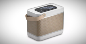 Scopri di più sull'articolo Beolit 20, il nuovo diffusore bluetooth di Bang & Olufsen, ha un pad di ricarica wireless integrato