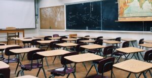 Scopri di più sull'articolo DAD, lo sfogo di un docente: “Cari politici, venite voi a scuola a fare lezione a distanza e poi vediamo…”