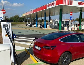 Al momento stai visualizzando Milano, scatta l’obbligo della colonnina di ricarica per tutti i distributori di carburante