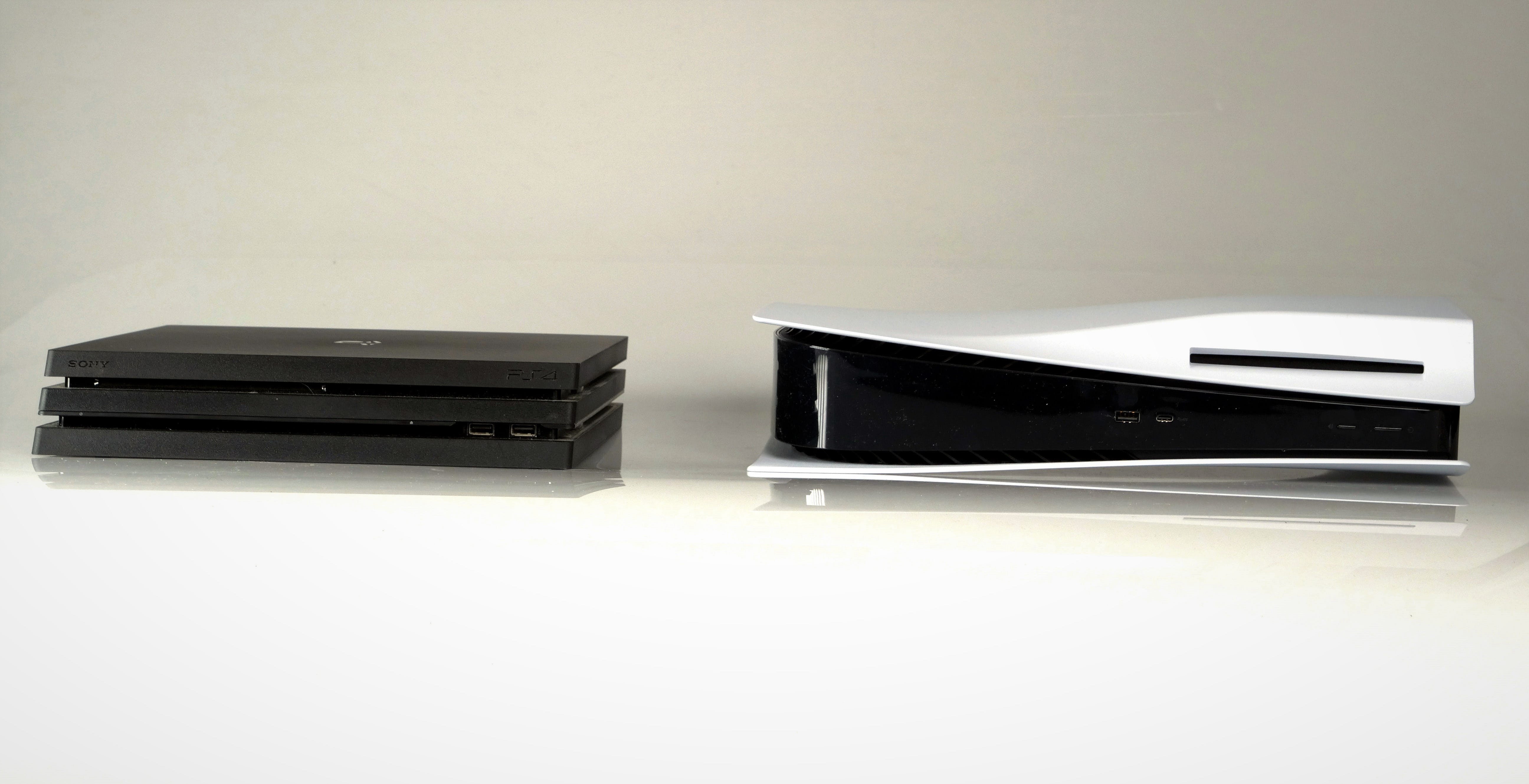 Scopri di più sull'articolo Ecco quanto è grande PS5 rispetto a PS4, PS4 Pro e Xbox Series X