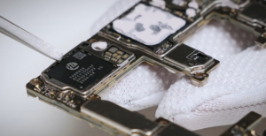 Scopri di più sull'articolo Lo smontaggio del Mate 40 RS ha rivelato una memoria flash di Huawei fatta in casa e velocissima