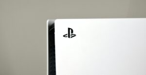Scopri di più sull'articolo Incredibile: quando è spenta PS5 consuma di più che in standby. 10 euro all’anno per tenerla spenta