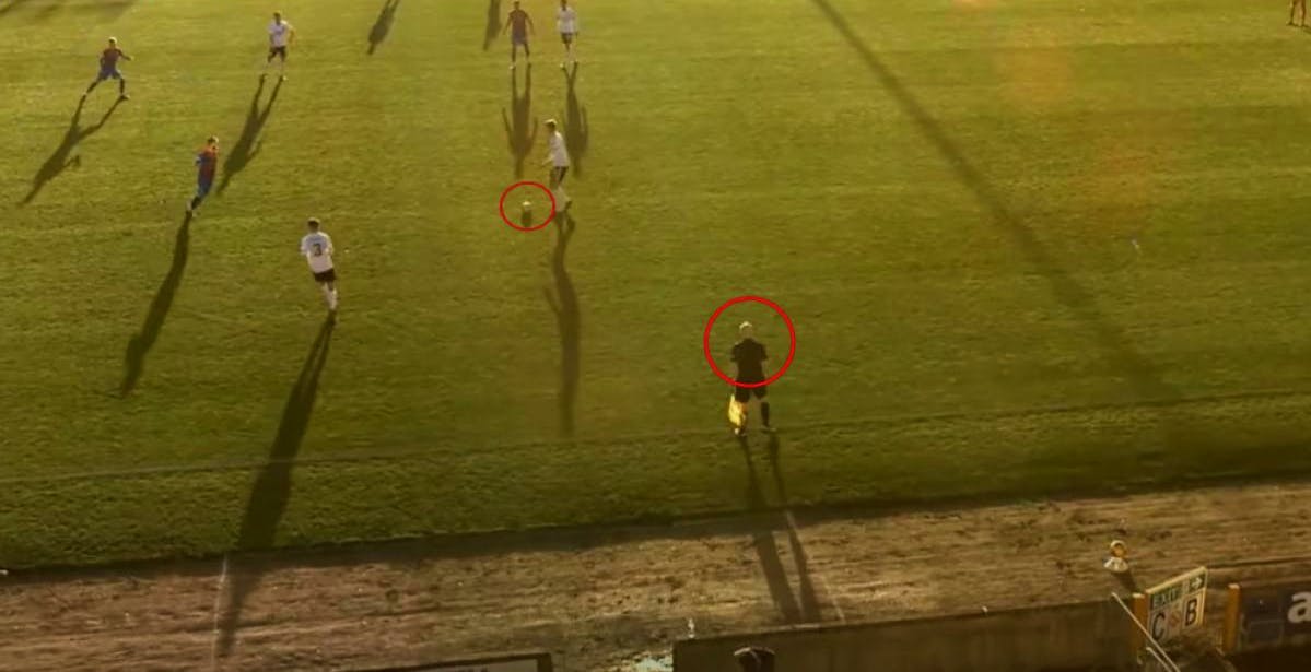 La videocamera automatica scambia la testa calva del guardalinee per la palla. Le riprese sono uno spasso