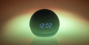 Scopri di più sull'articolo Amazon Echo Dot con orologio, recensione. Vale quel che costa