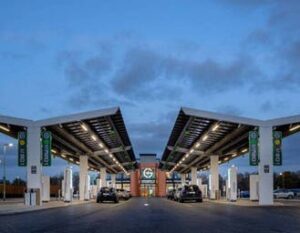 Scopri di più sull'articolo UK, arriva il distributore del futuro: 36 colonnine ultra fast, accumulo e fotovoltaico