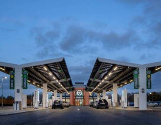 Al momento stai visualizzando UK, arriva il distributore del futuro: 36 colonnine ultra fast, accumulo e fotovoltaico