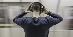 Scopri di più sull'articolo L’82% degli artisti britannici guadagna con lo streaming solo 200£ all’anno. È polemica