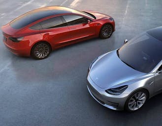 Al momento stai visualizzando Tesla uccide la concorrenza con il crollo dei prezzi di Model 3: si arriva anche a 38.000 euro
