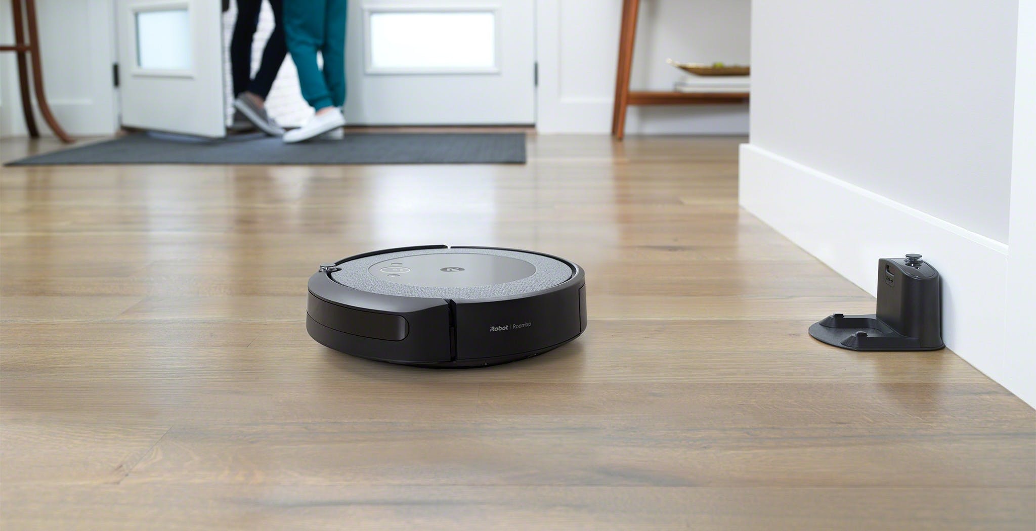 Ufficiale Roomba i3+: svuota il cassetto raccoglipolvere da solo come i top di gamma, a 699 euro