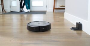 Scopri di più sull'articolo Ufficiale Roomba i3+: svuota il cassetto raccoglipolvere da solo come i top di gamma, a 699 euro