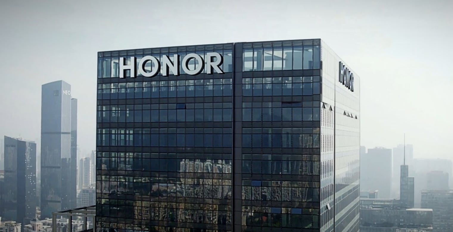 Honor è tornata. Di nuovo in affari con Qualcomm e Intel, lancia l’Honor View40