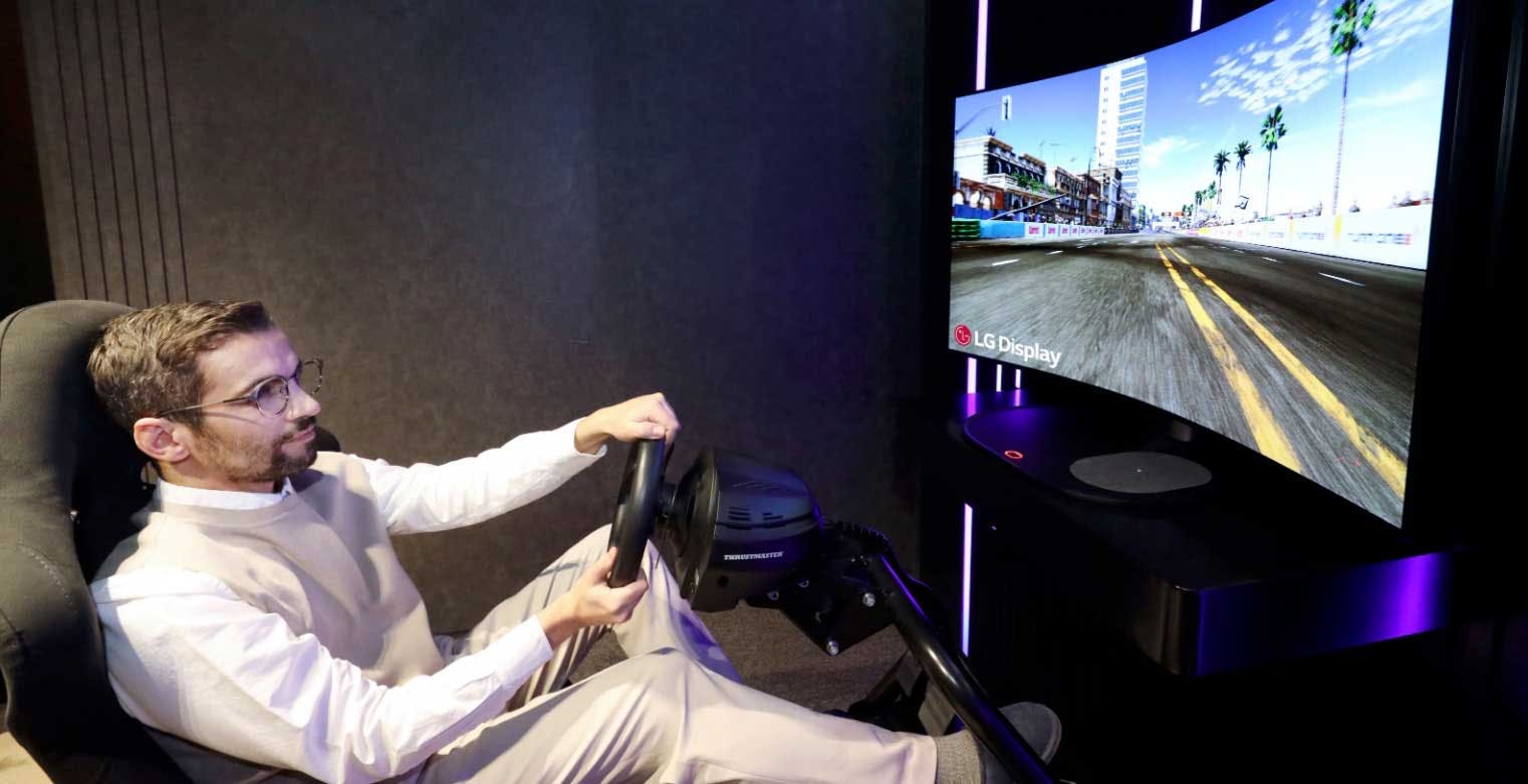 Al momento stai visualizzando Tornano i TV curvi: LG ha fatto un OLED da gaming che si flette solo quando si gioca