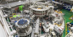 Scopri di più sull'articolo Nuovo record verso la fusione nucleare: 20 secondi a 100 milioni di gradi