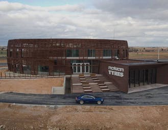 Al momento stai visualizzando Nokian Tyres, il centro prova spagnolo ha fotovoltaico, alberi da frutto e acqua riciclata