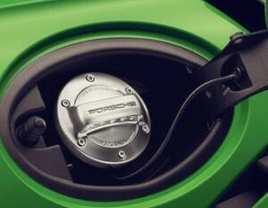 Scopri di più sull'articolo Porsche a gamba tesa sulle batterie: “il nostro carburante sintetico inquina come le elettriche”