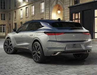 Al momento stai visualizzando DS Automobiles riscrive le regole con la nuova DS 4: berlina compatta, sportiva e plug-in