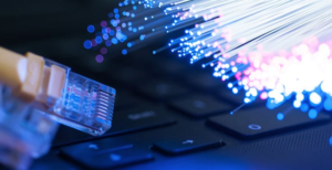 Scopri di più sull'articolo Tim apre al coinvestimento della rete secondaria. “Nel 2025 1.610 comuni con fibra ottica in aree grigie e nere”