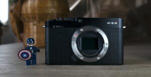 Scopri di più sull'articolo Anteprima Fujifilm X-E4: vuole fare la compatta ma ha aspirazioni da grande