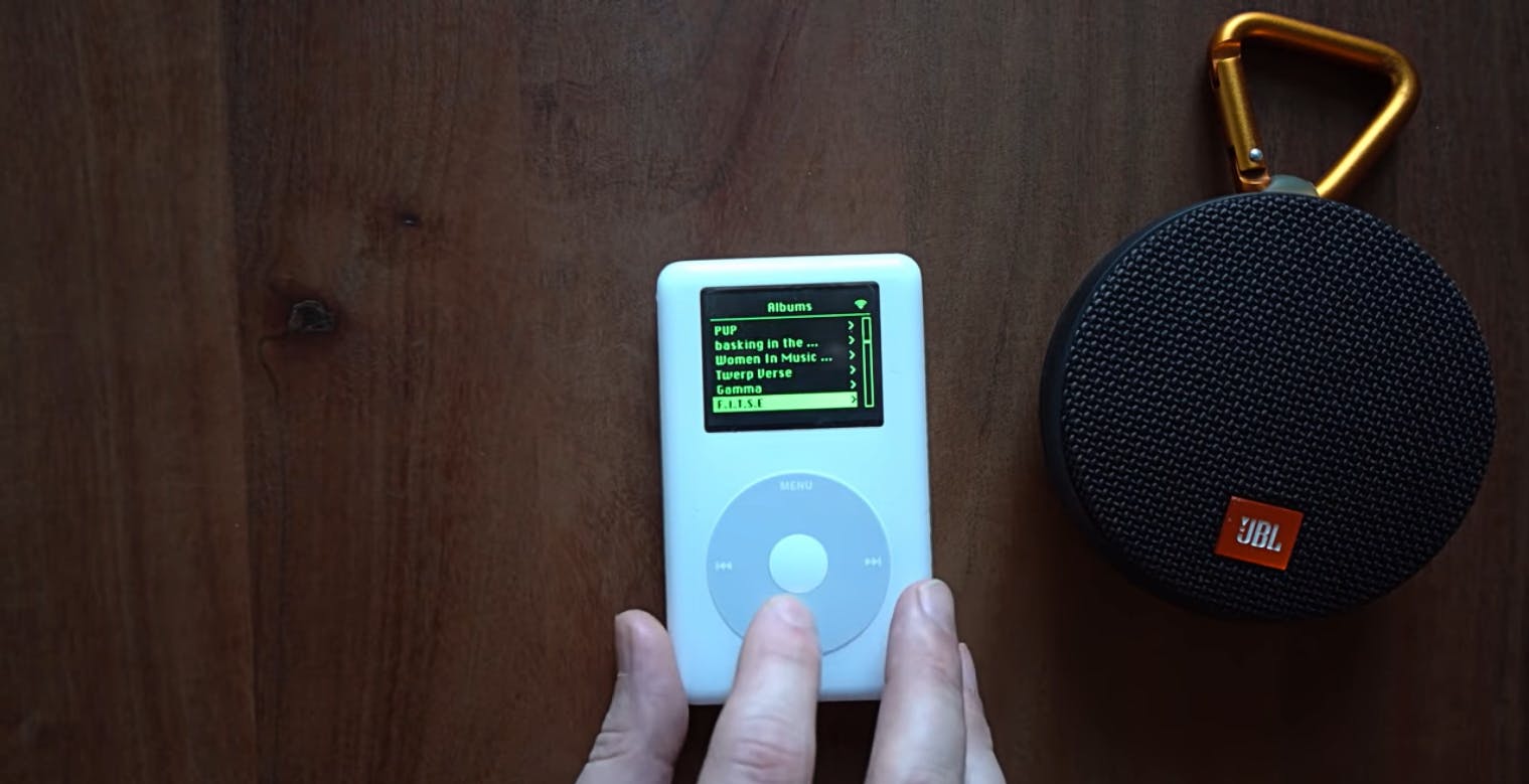 Scopri di più sull'articolo Qualcuno ha modificato un iPod del 2004 che fa suonare Spotify e gli speaker Bluetooth