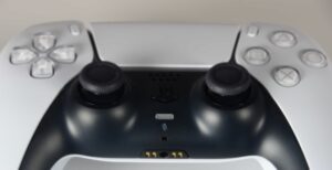 Scopri di più sull'articolo Anche il DualSense di PS5 soffre il “drift” delle levette: perché tanti pad hanno lo stesso problema