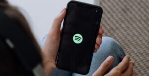 Scopri di più sull'articolo Spotify: “Se aumentiamo i prezzi, gli utenti tornano alla pirateria”
