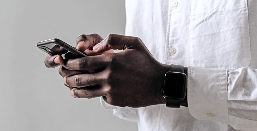 Al momento stai visualizzando iPhone, con iOS 14.5 e un Apple Watch il Face ID funziona anche con la mascherina