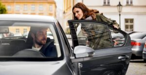 Scopri di più sull'articolo Uber cede: gli autisti del servizio nel Regno Unito avranno diritto a salario minimo, ferie e pensione