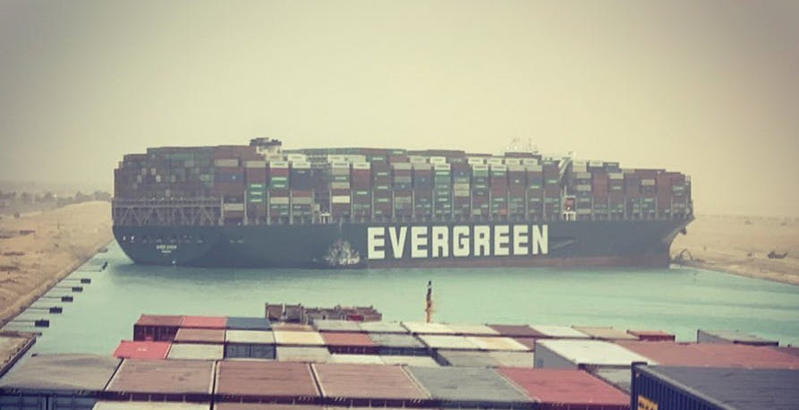 Al momento stai visualizzando Una nave portacontainer si è incagliata nel Canale di Suez. In ritardo le merci tecnologiche dalla Cina