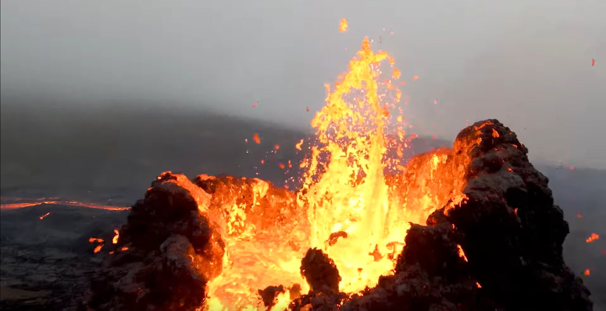 Il drone DJI FPV sorvola un vulcano islandese in eruzione. Le immagini sono incredibili